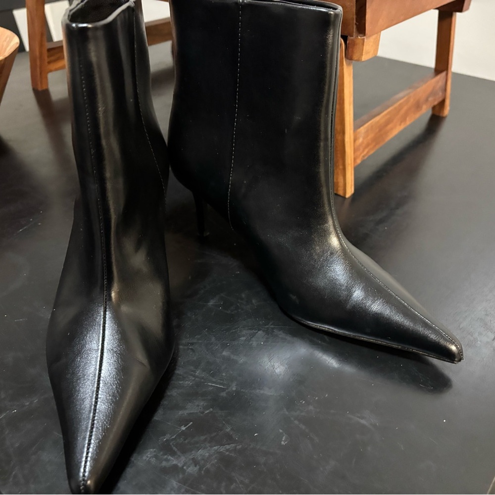 H&M: Elegant Black Women's Boots | Size:  US 6